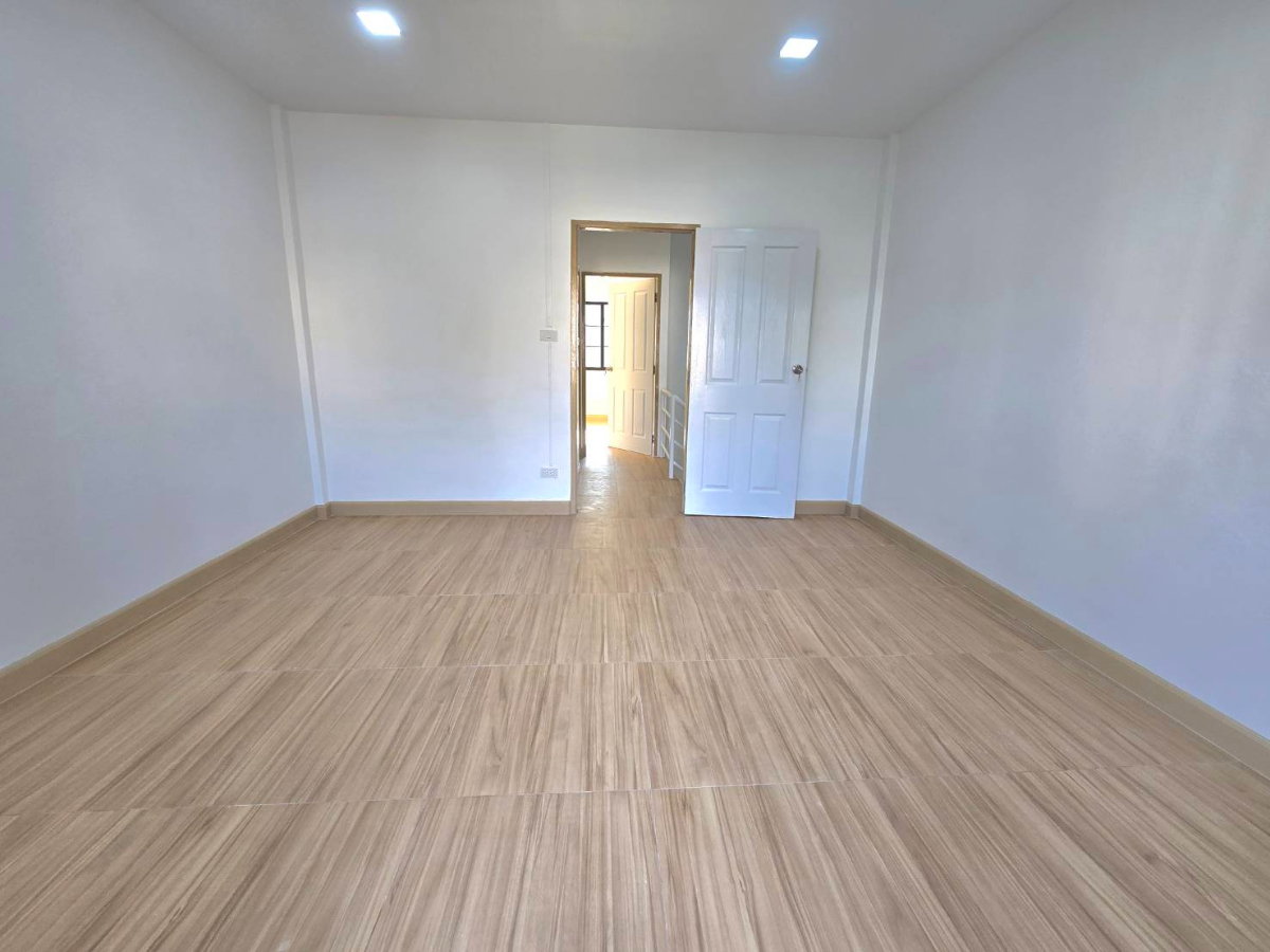 รูป ทาวน์เฮาส์ 2ชั้น รีโนเวทใหม่ ทำเลดี มีระเบียง ด้านหน้า ม.กฤษณา ซอย 1/5 ถนนร่มเกล้า 12 มีนบุรี ราคาถูก - รูปที่ 21/28