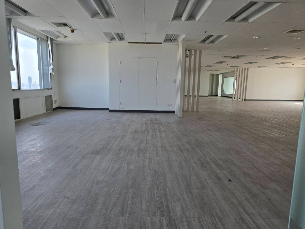 picture WS7106 🏢🔥 Large office space for rent at Forum Tower, Ratchada 🔥🏢 Near MRT, convenient transportation. Only 286,000 THB/month. - 7/11