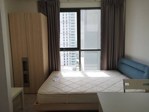 P-49211 Pool View Studio at Ideo Mobi Phayathai Near BTS Phayathai 18,000 THB | Line Id: @easythaihome | 085-592-2897