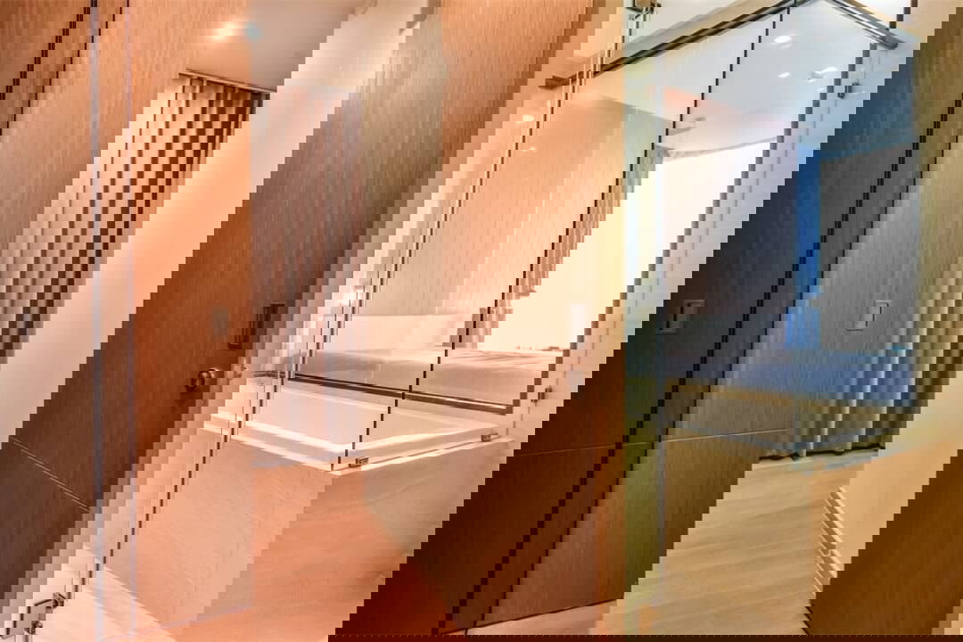 picture Selling Below Appraisal Price! Ashton Silom 1Bedroom - 9/15