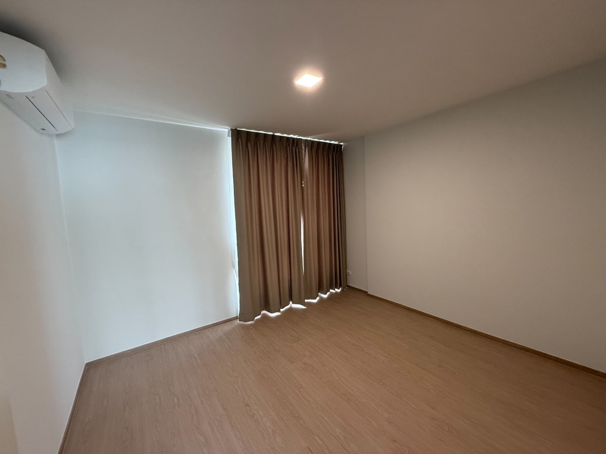 picture Room for Office or Residential ready moved in pets allowed - 14/17