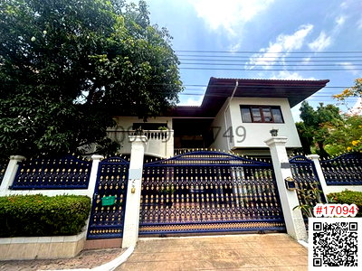 Houses for sale Rajamangala University of Technology Krungthep : Two-story detached house for sale in Phakamart Village, Sukhumvit 71, near BTS Phra Khanong.
