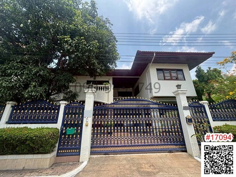 Two-story detached house for sale in Phakamart Village, Sukhumvit 71, near BTS Phra Khanong.