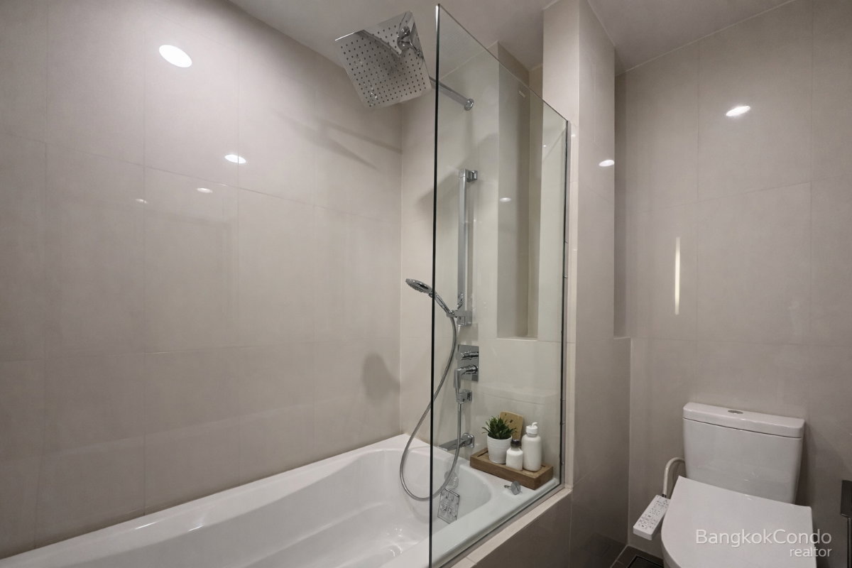 picture 🍀 Minimal Room For Rent 📌 Oka Haus Sukhumvit 36 (Line: @rent2022) | Near BTS Thonglor ✨ Ready to move in! ✨ 📌 Ref Code: A11144 - 7/9