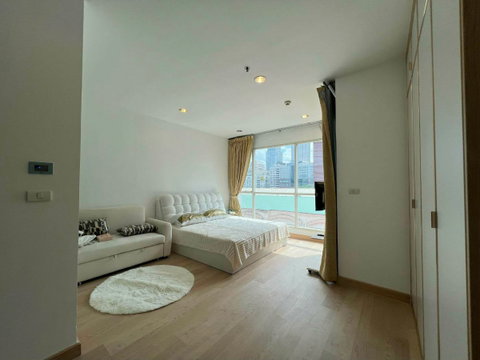A condo located near BTS Chidlom and malls