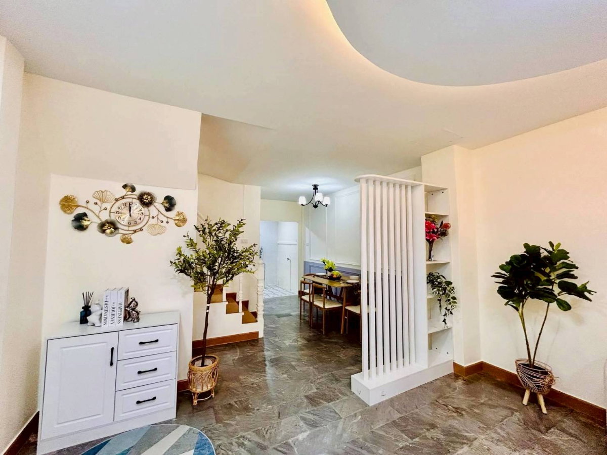 รูป ทาวน์เฮาส์ 2 ชั้น หมู่บ้านเคซี.รามอินทรา 2 ซอย6 หทัยราษฎร์36 ทำเลดี ค้าขายได้ พื้นที่กว้างขวาง เฟอร์นิเจอร์พร้อมอยูา - รูปที่ 4/17