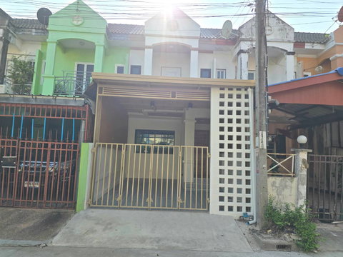 ทาวน์เฮาส์ 2ชั้น รีโนเวทใหม่ ทำเลดี มีระเบียง ด้านหน้า ม.กฤษณา ซอย 1/5 ถนนร่มเกล้า 12 มีนบุรี ราคาถูก