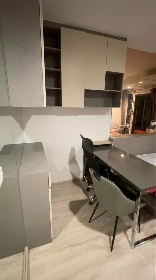 รูป Ideo Sathorn Wongwian Yai【𝐑𝐄𝐍𝐓】🔥ห้องเรียบง่าย เฟอร์ครบ จัดวางลงตัว ใช้งานสะดวกทุกมุม🔥 ติดต่อไลน์ไอดี: @hacondo - รูปที่ 6/10