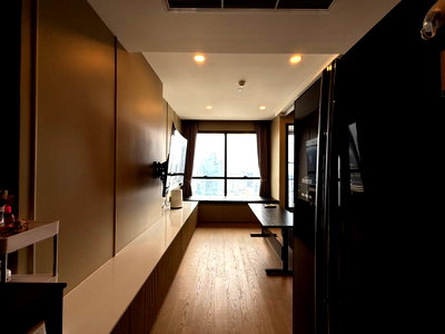 Condos for sale : Ashton Chula Silom【𝐒𝐄𝐋𝐋】🔥Luxurious, dark color scheme, fully furnished, seamless built-in cabinetry, fully functional🔥 Contact Line ID: @hacondo