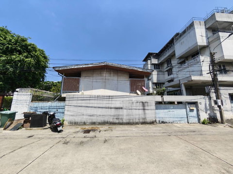 Detached house for sale in Soi Pridi Banomyong 26, near the main road, Soi Pattanawet 3. Convenient transportation. Close to international schools