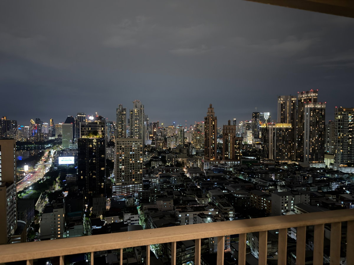 รูป ไลฟ์ พระราม 4 - อโศก | ยูนิตชั้นสูงระดับพรีเมียมพร้อมวิวเมืองอันน่าทึ่ง 23,000 บาท / เดือน  - รูปที่ 13/13