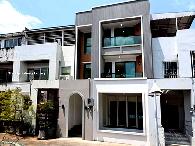 Home office for sale Bangna Commercial College : Newly renovated townhome Sukhumvit 101 near BTS Punnawithi, 25.9 sq.wah, 4.5 stories, 4 beds, 6 baths, private elevator, parking 3 cars