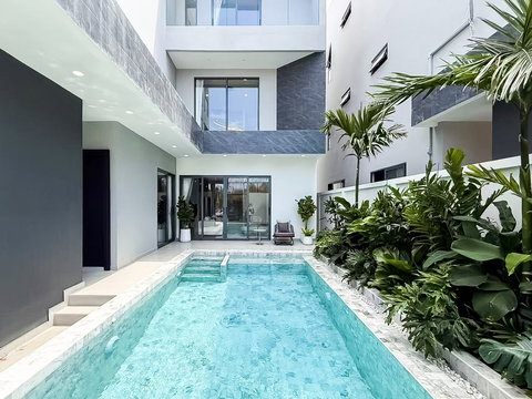 Luxury Pool Villa for Sale Near Jomtien Beach 6 Bedroom