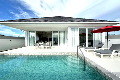 บ้านเดี่ยว บางละมุง ชลบุรี : 3 Bedroom Pool Villa for Sale in Huay Yai Pattaya