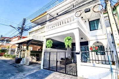 ทาวน์โฮม พัทยา : Townhome for Sale Central Pattaya Large Layout High Rental Yield