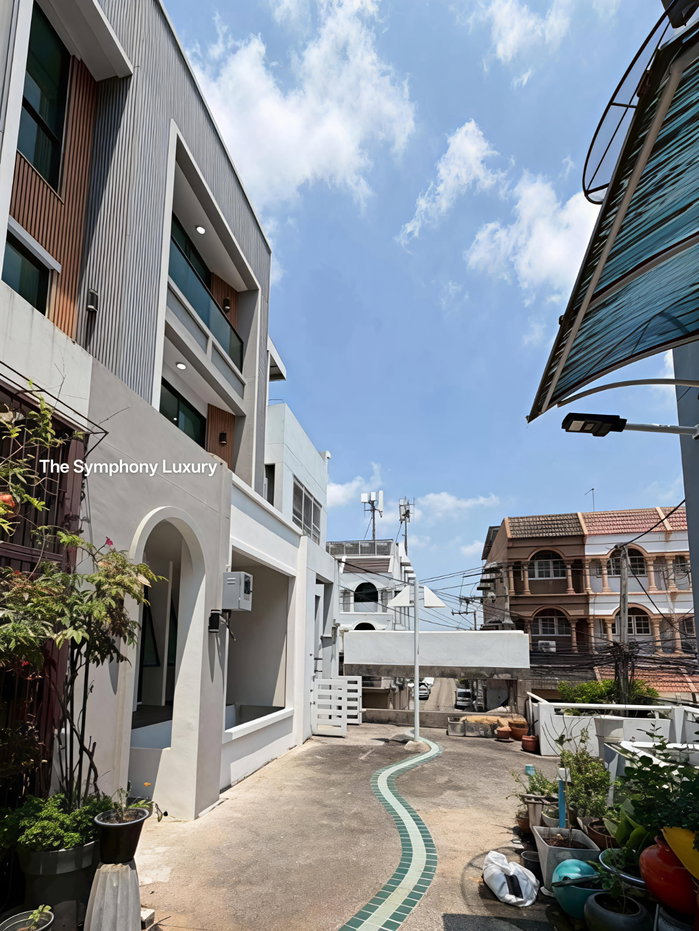รูป ขายทาวน์โฮม รีโนเวทใหม่ทั้งหลัง สุขุมวิท101 ใกล้ BTS ปุณณวิถี เนื้อที่ 25.9 ตร.ว. 4.5 ชั้น 4 ห้องนอน 6 ห้องน้ำ มีลิฟต์ส่วนตัว จอดรถ 3 คัน - รูปที่ 43/45