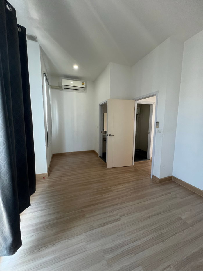 picture Q Distric Westgate , Low price and included fee - 31/32
