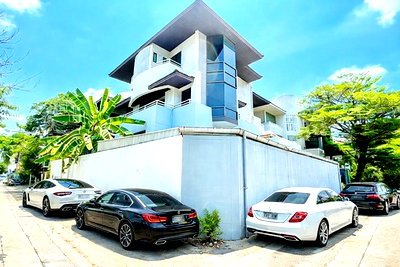 เช่าสำนักงาน วิทยาลัยพณิชยการอินทราชัย : เซ็นทรัล พระราม 9 4.5 กม.ฟอร์จูนทาวน์ เหม่งจ๋าย ประชาอุทิศ อาคารสำนักงาน 3.5 ชั้น 8นอน 6น้ำ