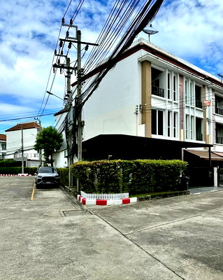 ทาวน์โฮม กรุงเทพมหานคร : ขายทาวน์โฮม 3 ชั้น บ้านกลางเมือง S-Sense พระราม 9 – ลาดพร้าว หลังมุม บ้านสวย รีโนเวทใหม่ทั้งหลัง  ติดส่วนกลาง ใกล้โรงเรียนนานาชาติฝรั่งเศส