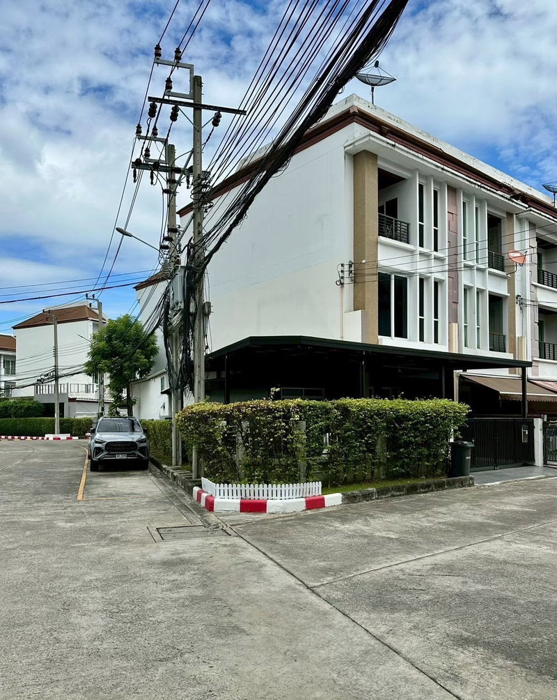 ขายทาวน์โฮม : ขายทาวน์โฮม 3 ชั้น บ้านกลางเมือง S-Sense พระราม 9 – ลาดพร้าว หลังมุม บ้านสวย รีโนเวทใหม่ทั้งหลัง  ติดส่วนกลาง ใกล้โรงเรียนนานาชาติฝรั่งเศส