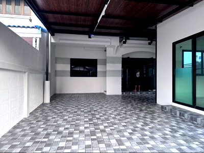 Twin houses for rent : House for rent  Suan Luang Rama 9 