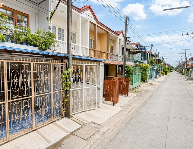 รูป สถานีรถไฟฟ้า BTSคูคต 2.3กม. แม็คโคร โลตัสใหญ่ ลำลูกกาคลอง2-3 ทาวน์เฮ้าส์ หมู่บ้านแอร์ 16 ตรว. 128ตรม. 2-3นอน 3แอร์ - รูปที่ 2/19