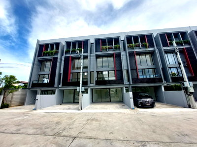 ทาวน์โฮม ถนนเทพรักษ์ : ขายทาวน์โฮมโครงการใหม่ Britton พหล-เทพรักษ์ ใกล้สนามบินดอนเมือง