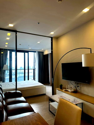 Condos for sale Huai Khwang : Ready to move in! , this unit is perfect for both urban living and high-yield investment. Just a short walk to MRT Phra Ram 9