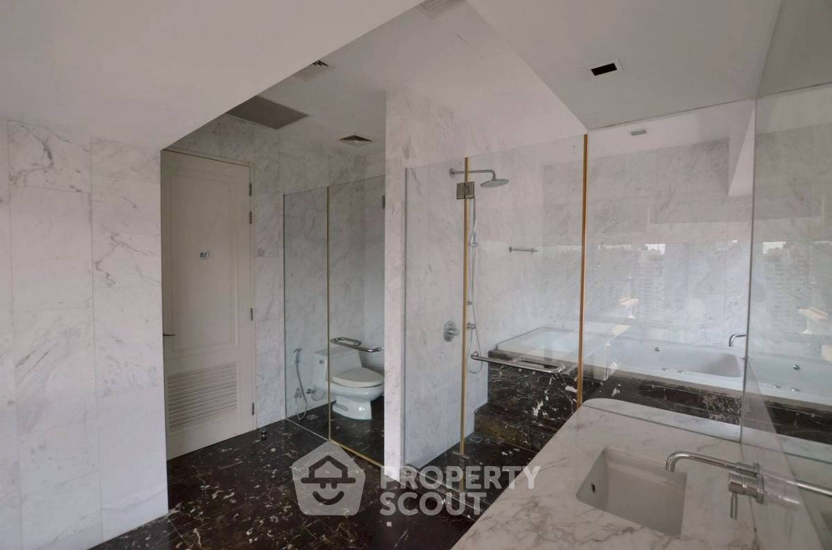 picture 3-BR Condo at Le Raffine Jambu Dvipa Sukhumvit 39 Condominium near BTS Phrom Phong (ID 2803159) - 9/11