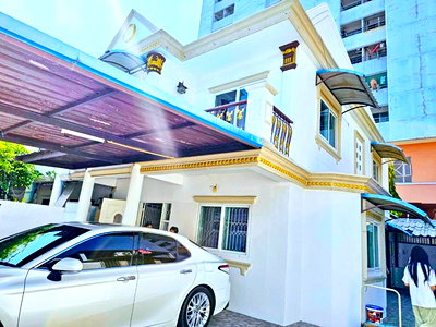 เช่าบ้านเดี่ยว MRT แยกลำสาลี : MRTเดอะมอลล์ บางกะปิ 450ม. 50 ตร.ว. 200 ตร.ม. รพ.เวชธานี 2.3 กม. บ้านเดี่ยว 4 นอน เดินทางสะดวก แฮปปี้แลนด์ 2 น้ำ