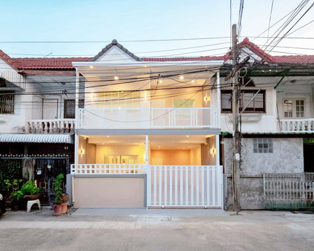 ขายทาวน์เฮ้าส์ : หมู่บ้านณรงค์สุขนิเวศน์ ถนนเลี่ยงเมืองนนท์ - เรวดี เนื้อที่ 21 ตารางวา 5 ห้องนอน 2 ห้องน้ำ ตกแต่งพร้อมอยู่