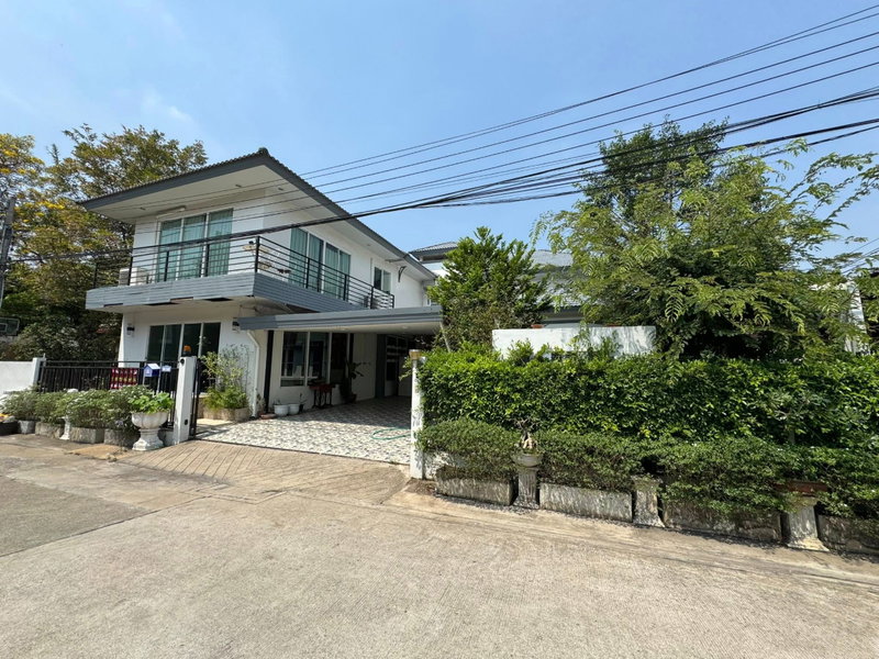 Houses for sale : Large detached house for sale at TARA Ratchapruek–Pinklao. , priced below market value and the best deal in the project.