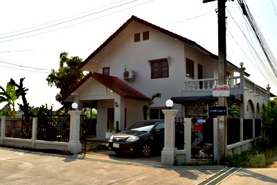 เช่าบ้านเดี่ยว พรีเมี่ยม เอาท์เล็ท เชียงใหม่ : ให้เช่าบ้านเดี่ยว 2 ชั้น 3 ห้องนอน 2 ห้องน้ำ หางดง ใกล้นานาชาติ เดินทางเข้าเมืองสะดวก เลี้ยงสัตว์ได้