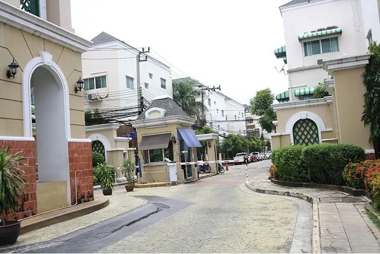 รูป ขายทาวน์โฮม 3 ชั้น บ้านสวยสภาพดี หมู่บ้านปริญลักษณ์ เพชรเกษม 69 (Prinyaluck Phetkasem 69) อยู่ฟรีไม่ต้องจ่ายค่าส่วนกลาง! ใกล้รถไฟฟ้า MRT หลักสอง - รูปที่ 14/14