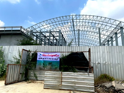 Land for sale Lam Luk Ka : Land with buildings for sale, 48 rai 2 ngan 62 sq.wah, located in Khlong 14, Phuet Udom, Lam Luk Ka, Pathum Thani.