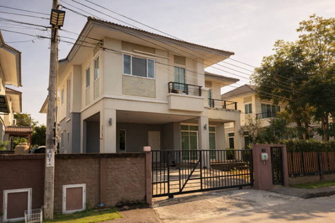 Large detached house for sale at The Plant Bang Khae, located on the main road of the village. Land size 60.2 sq.wah, usable area 194 sq.m.