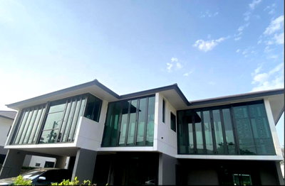 Houses for sale Bangkok : Selling large, two-story detached house in the Setthasiri Thawi Watthana housing estate. Excellent location. Interested? Add me on Line: @841qqlnr