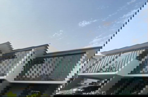 Selling large, two-story detached house in the Setthasiri Thawi Watthana housing estate. Excellent location. Interested? Add me on Line: @841qqlnr