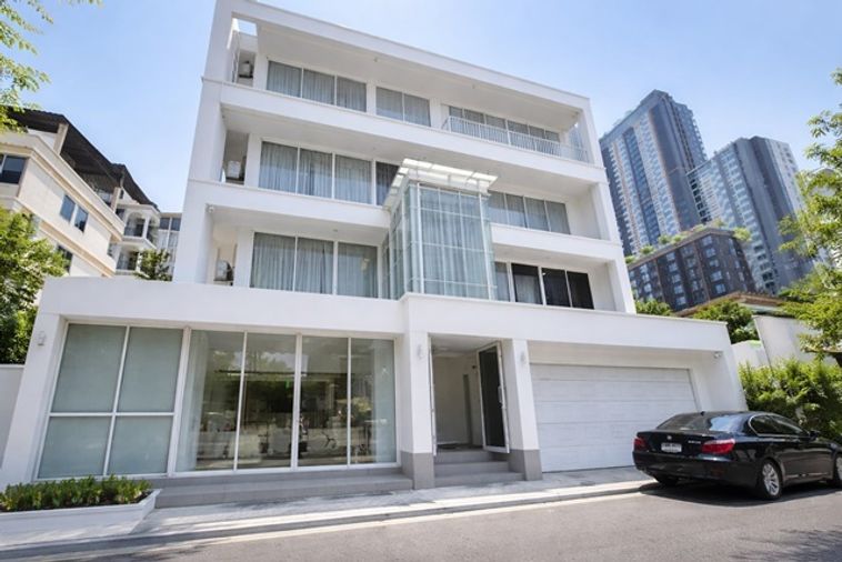 for Sale 4 storey building Ratchadaphisek 8-16 MRT HuaiKhwang 250m. 