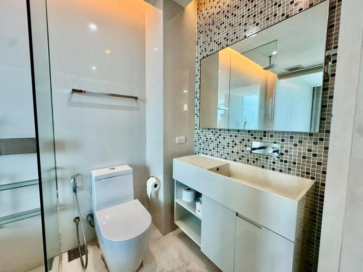 รูป 🔥ขายพร้อมผู้เช่าราคา 7.5 ล้านบาท🔥เดอะ รูม สุขุมวิท 21 (1 ห้องนอน 1 ห้องน้ำ) ขนาด 51.35 ตรม.✨ราคาดีมาก📢 Line ID : @sanhaproperty📲095-6922871  - รูปที่ 8/20