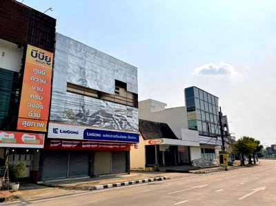 Shophouses for sale Clock Tower Chiang Rai : 4-storey commercial building for sale near Pho Khun Intersection, Chiang Rai. Two connected units with rooftop terrace, land area 74.9 sq.wah.