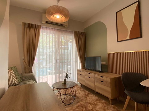 ขายคอนโดห้องติดสระน้ำ เอสเปซ อโศก-รัชดา 1 ห้องนอน 45 ตรม.ห้องสวย ตกแต่งใหม่ เฟอร์นิเจอร์ครบ / ติดถนนใหญ่ ใกล้รถไฟฟ้าใต้ดิน MRT พระราม 9 /ขาย 2.69 ล้าน