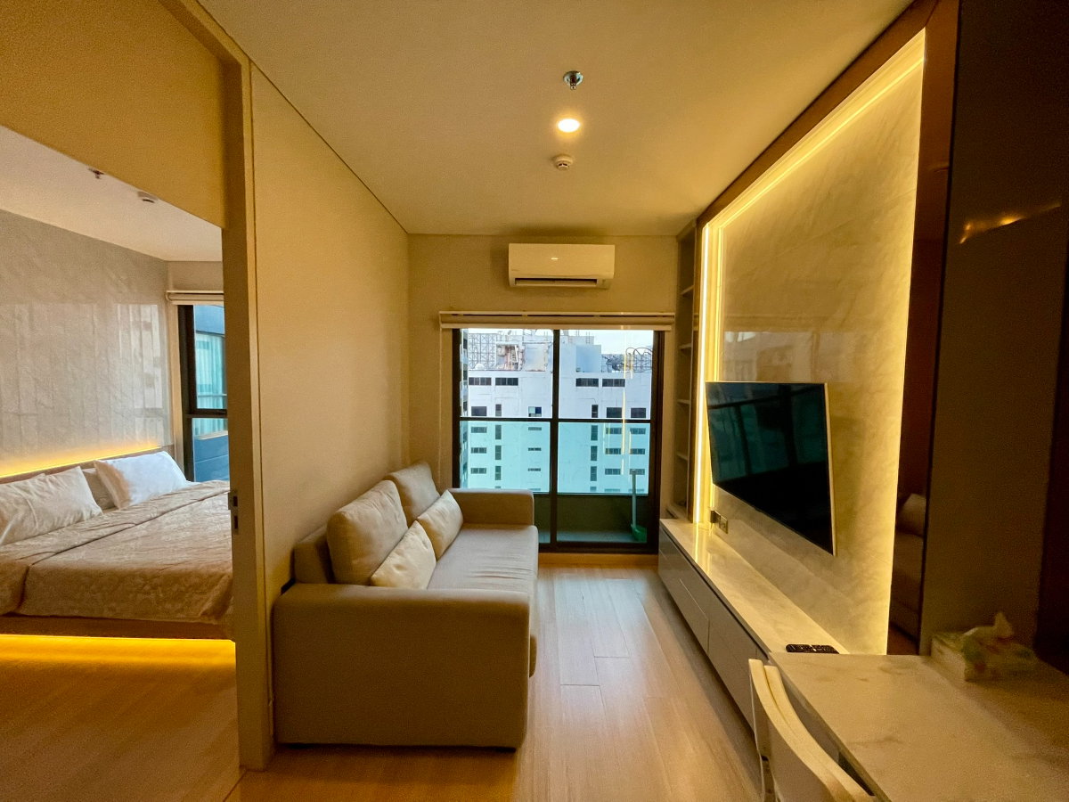 picture 1 Bedroom unit with pool view for rent - 4/10