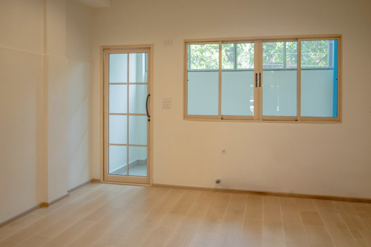 รูป ขายทาวน์เฮ้าส์ 3 ชั้น หมู่บ้านสินทวี 8 รีโนเวทใหม่ทั้งหลัง พร้อมอยู่ ทำเลดี - รูปที่ 6/16