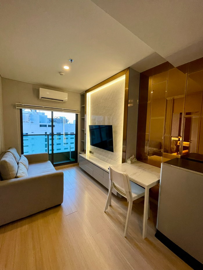 picture 1 Bedroom unit with pool view for rent - 8/10