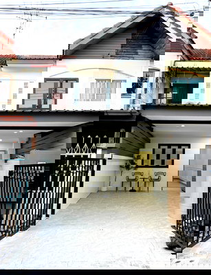 ทาวน์โฮม กรุงเทพมหานคร : ขายทาวน์เฮ้าส์ : หมู่บ้านเลิศอุบล โชคชัย 4 (ซอย 22) เนื้อที่ 18 ตารางวา 2 ห้องนอน 2 ห้องน้ำ ตกแต่งใหม่ ฟรี! แอร์ 3 เครื่อง