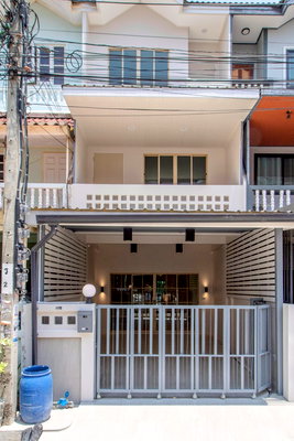 ทาวน์โฮม วิทยาลัยพณิชยการเชตุพน : ขายทาวน์เฮ้าส์ 3 ชั้น หมู่บ้านสินทวี 8 รีโนเวทใหม่ทั้งหลัง พร้อมอยู่ ทำเลดี