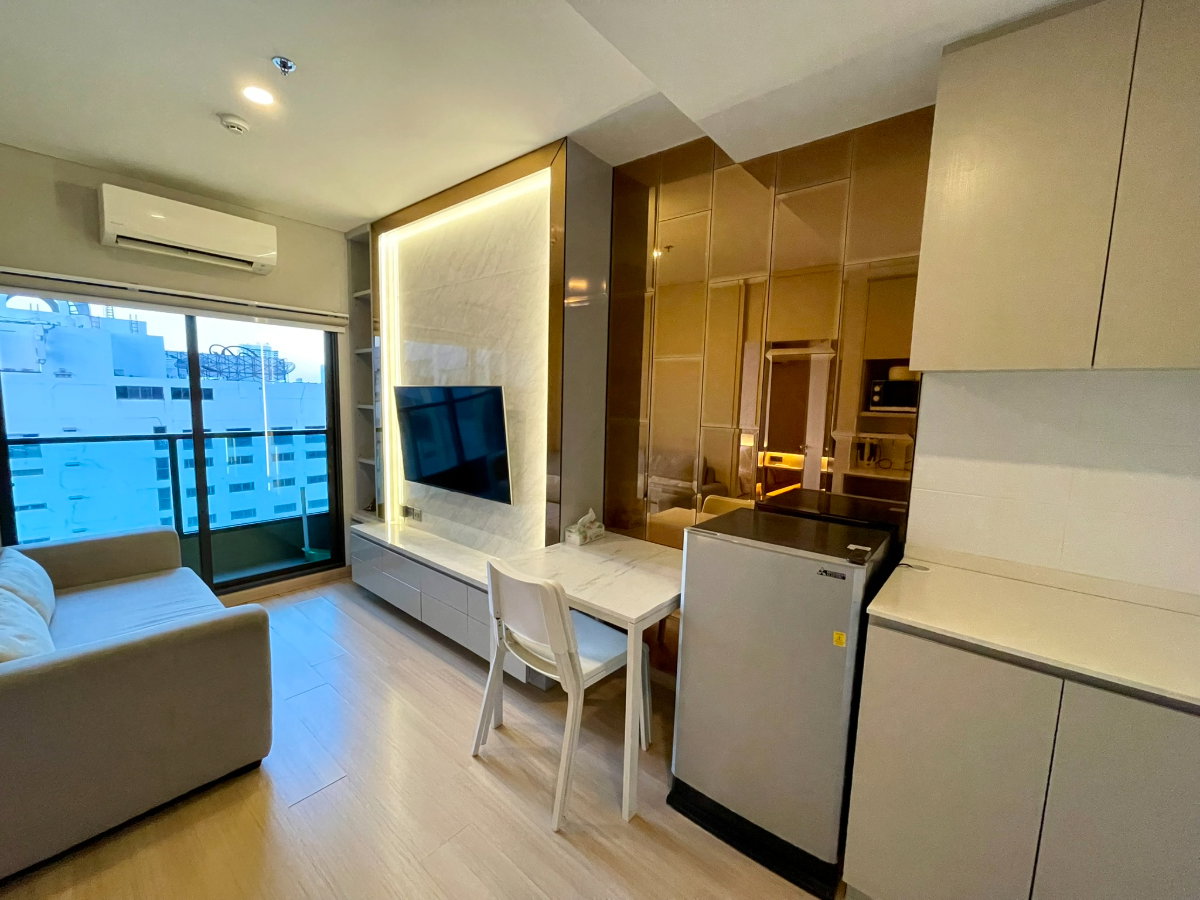 picture 1 Bedroom unit with pool view for rent - 7/10