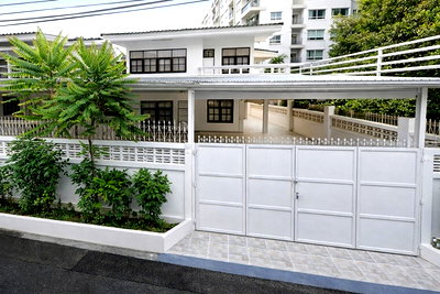 เช่าบ้านเดี่ยว ศูนย์วัฒนธรรมแห่งประเทศไทย : จอดรถ 4-6 คัน ประชาราษฎร์บำเพ็ญ 20-28 สนง.เขตห้วยขวาง 80ตร.ว. 270ตร.ม..ใกล้ MRT ห้วยขวาง 1กม. บ้านเดี่ยว 2 ชั้น 3-4นอน ตลาดห้วยขวาง 300 ม.