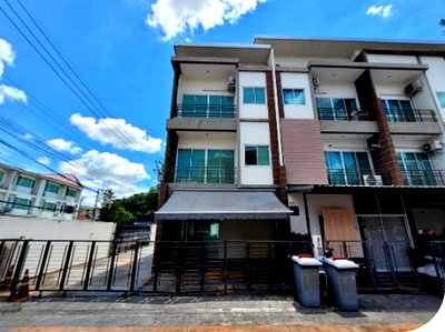 Townhouses for sale National Institute of Development Administration (NIDA) : FOR SALE  TOWNHOUSE PROPERTY  9242000 BAHT.